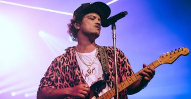 DOWNLOAD MP3 Bruno Mars - Talking To The Moon