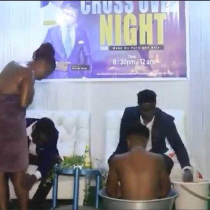 Pastor bathes female church members on altar during cross overnight (+18 Video)