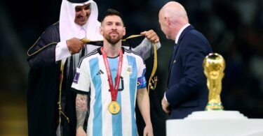 What is a bisht and why was Messi wearing it at the World Cup?