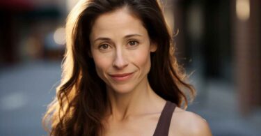 Marin Hinkle Net Worth